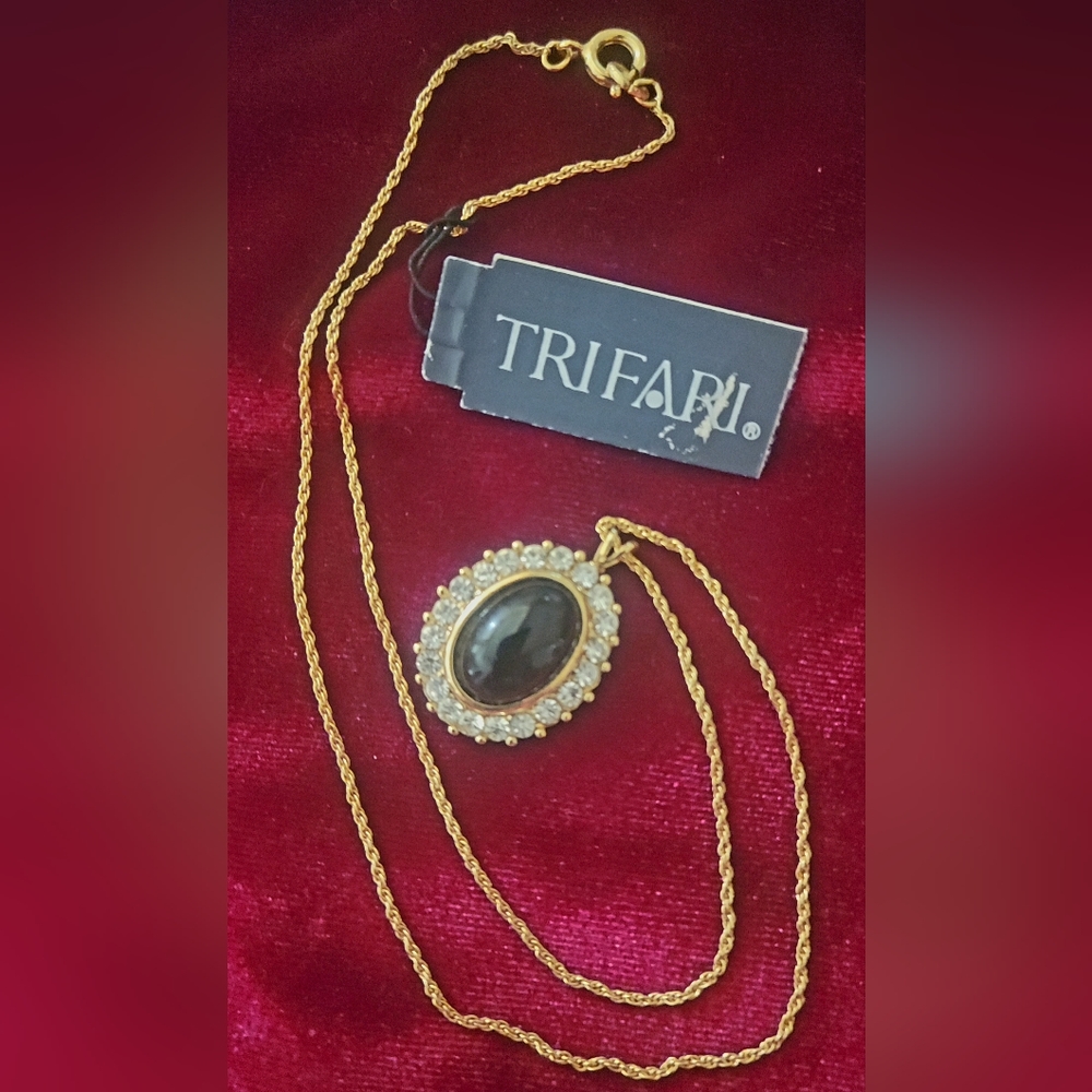 Trifari Vintage Black Cabochon Clear Rhinestone Pendant Gold Tone Necklace